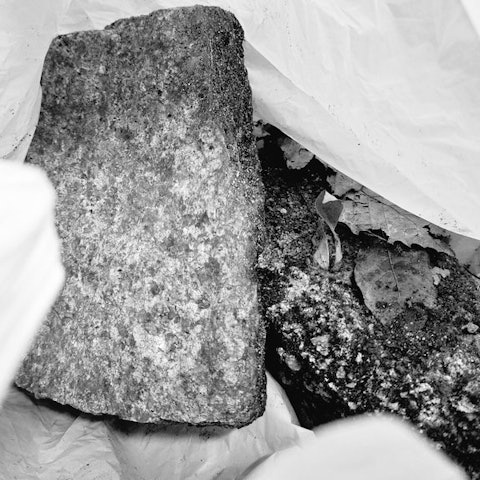 [画像1]【サムライ達の夢のあと】大坂城に石垣に残る #刻印石 。掘られたでござる文字や紋を見ながら歩むと様々な石やもののふ達の面が見ゑてき候。それがしも石に書を残さふ...師に教ゑてもらったでござるとあるでご