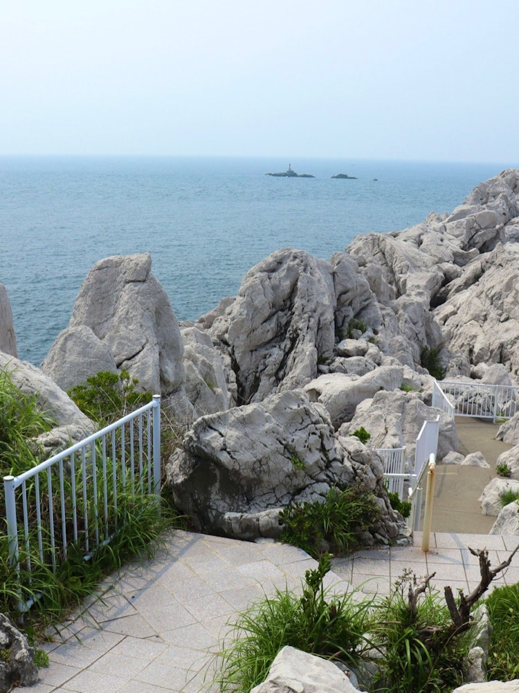 [画像1]和歌山県の由良町にある「白崎海洋公園」の展望台。