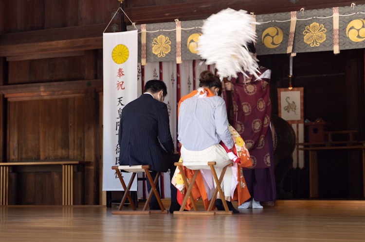 [画像1]福岡県北九州市にある恵比寿神社でのお宮参りの様子です。赤ちゃんの健やかな成長を願い、生後一ヶ月頃に御参りします。その後も、七五三や成人等、人生の節目に御参りする人が多いです。 お宮参りは、その1番初め