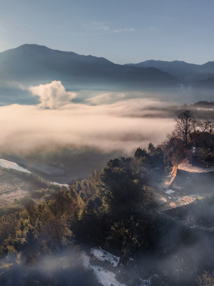 [Image1]The ruins of Naegi Castle and the sea of clouds. I took an aerial shot with a drone. It was a cold, 