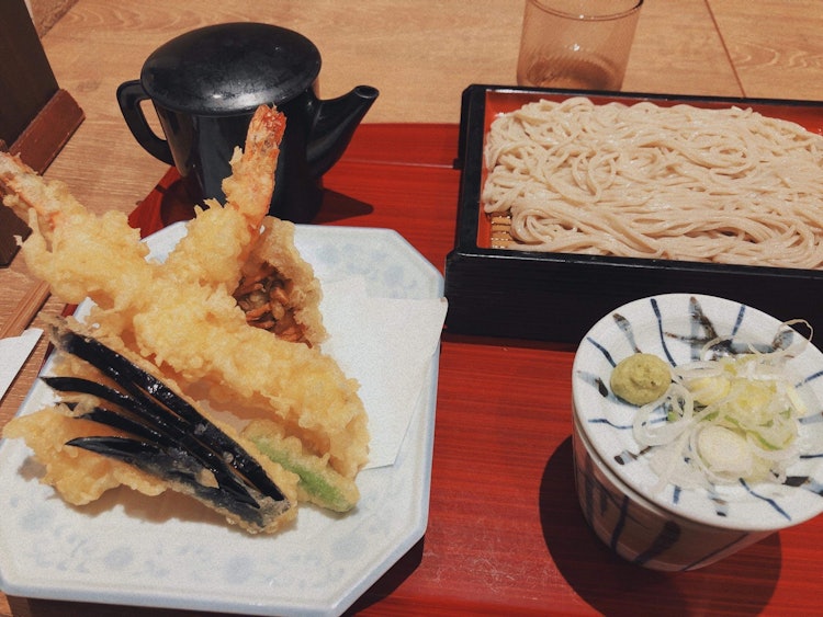 [画像1]今日は上野駅で昼食を食べました。美味しそうな蕎麦屋を見つけたので、そこで食べることにしました。美味しくて、天ぷらは完璧に調理されていました!