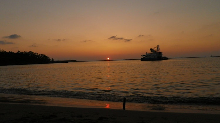 [Image1] On the beach of Technoport FukuiSunset and dredger
