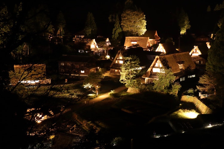 [相片1]位于富山县南砺市的世界遗产“相仓合掌造村”。它每年在夜间点亮几次。