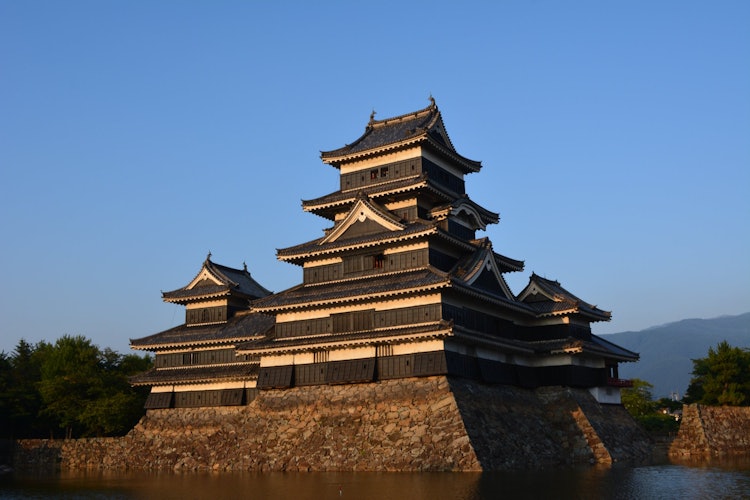 [画像1]秋の夕陽に染まる松本城です。築城以来現存する数少ない城の一つです。御覧の皆さんも是非一度足を運んでみてはいかが？