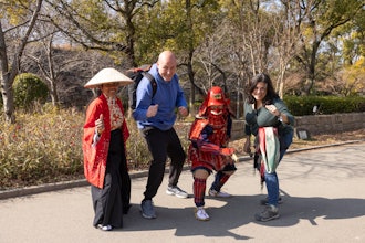 [相片1]2月14日陽光明媚，冬日溫暖外國遊客來日本觀光武士的“Battoujutsu”（劍術）姿勢武士與訪問日本的外國遊客一起做“Battoujutsu-jutsu⚔”。