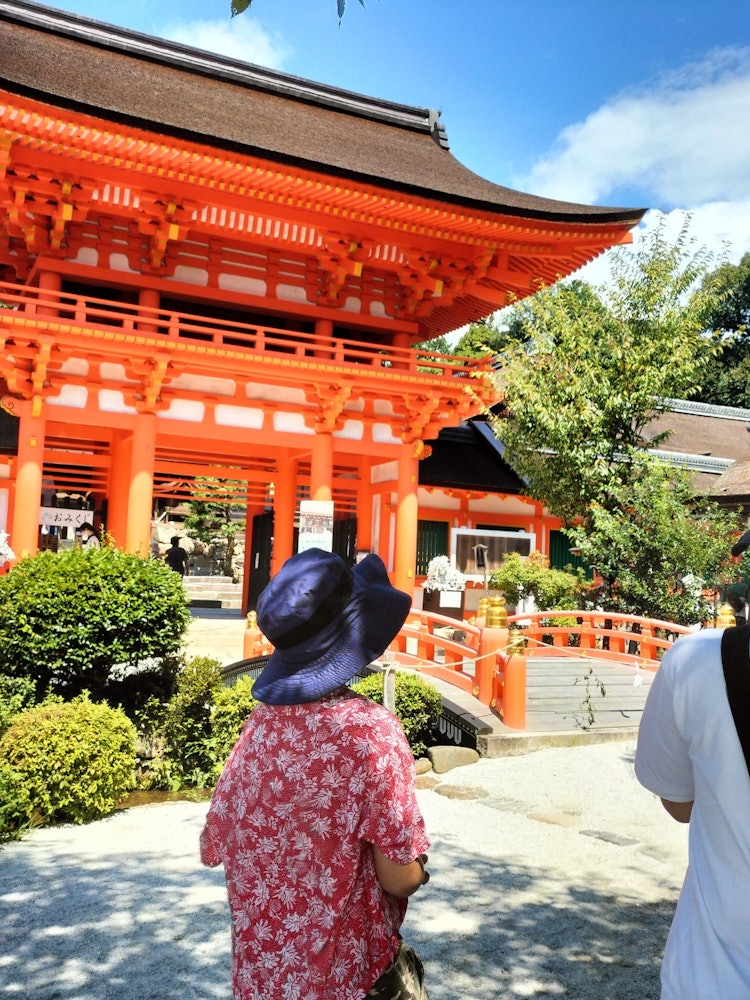 [相片1]上賀茂神社 / 京都它是京都最古老的神社。 朱紅色的塔門在藍天下閃閃發光。 正式名稱是鴨別萊神社，是供奉鴨別賴神社的神社。 根據我的研究，Betsuraijin的意思是「強大到足以分離閃電的神」，自古