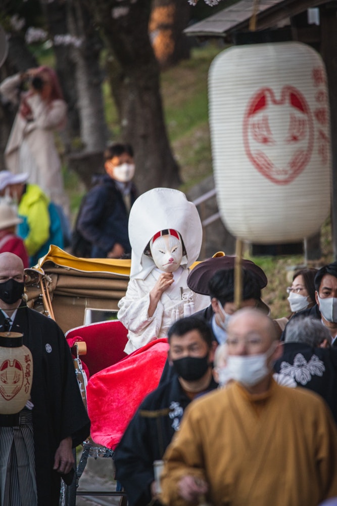 [相片1]京都高台寺活动“狐狸之汤梅里”由于是今年年底，我遇到了♪一个戴着狐狸面具的纯白色女人。