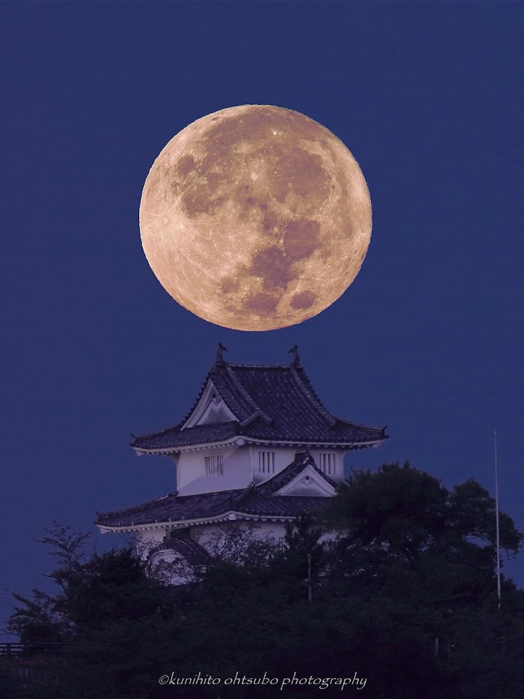 [画像1]「Harvest Moon & Marugame Castle」location : 香川県丸亀市・丸亀城天守＊It is a scene where the harvest moon that ro