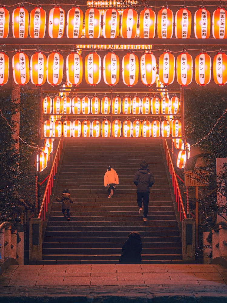 [이미지1]등불이 경내를 밝게 물들입니다.사진은 미야기현 센다이시 아오바구에 있는 '오사키 하치만구'신사 홀 (본전, 석실, 참배실)은 국보로 지정되어 있으며, 매년 1 월 14 일에 개최되