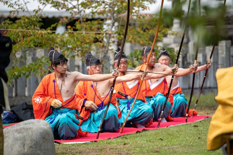[画像1]福島県南相馬市で活動している弓術の演武。スポーツの弓道とは違い実戦的な昔の射ち方が特徴です。