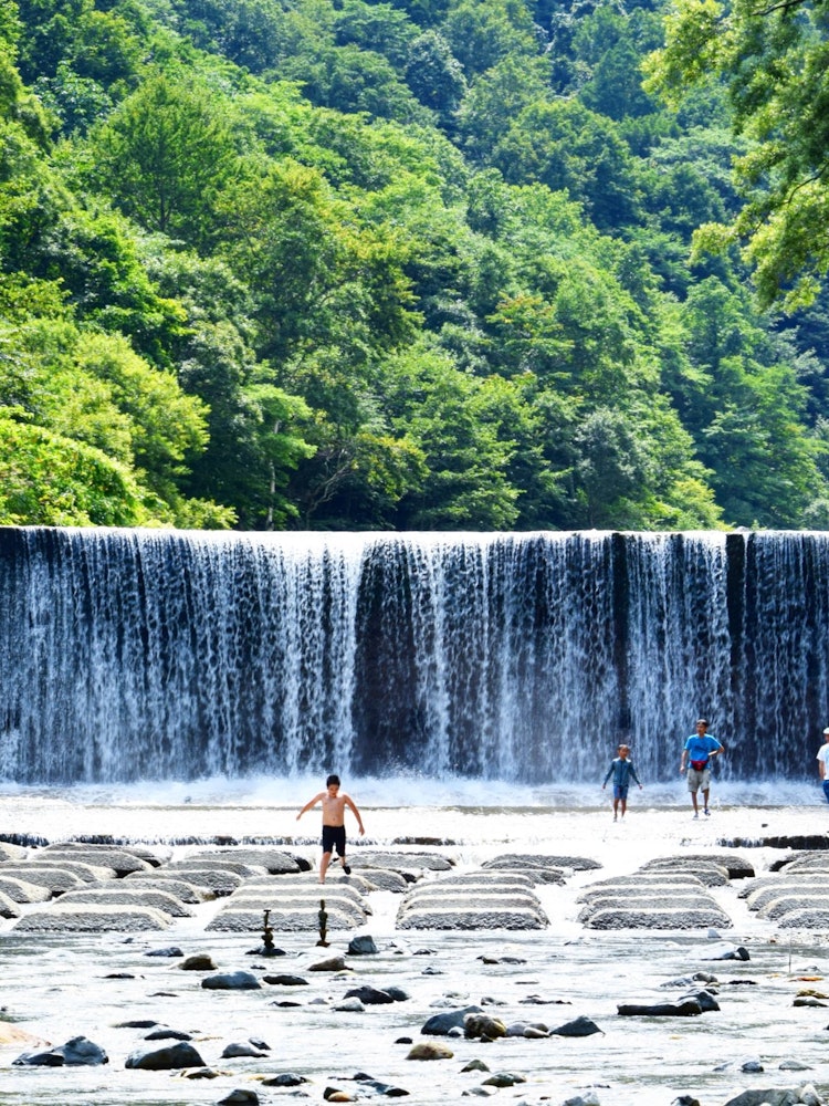 [画像1]長野県の北部地方に河原の温泉があります。 その奥に秘密の滝のような素敵な場所を見つけました。