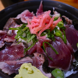 [画像1]高知県の中でもカツオの水揚げが多くて有名な中土佐町の久礼（くれ）。その中心部にある久礼大正市場には新鮮な魚が並んでいます。飲食店もあり、かつおのたたき丼は最高に美味しいですよ！