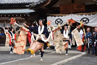 [画像1]大井神社大祭は「帯祭り」とも呼ばれ、３年に１度大井神社の神様が昔の社地（お旅所）へ里帰りされるお祭りです。 現在では１０月の第２日曜日を含む３日間、島田の町中で大奴・大名行列・鹿島踊・第１街から第５街