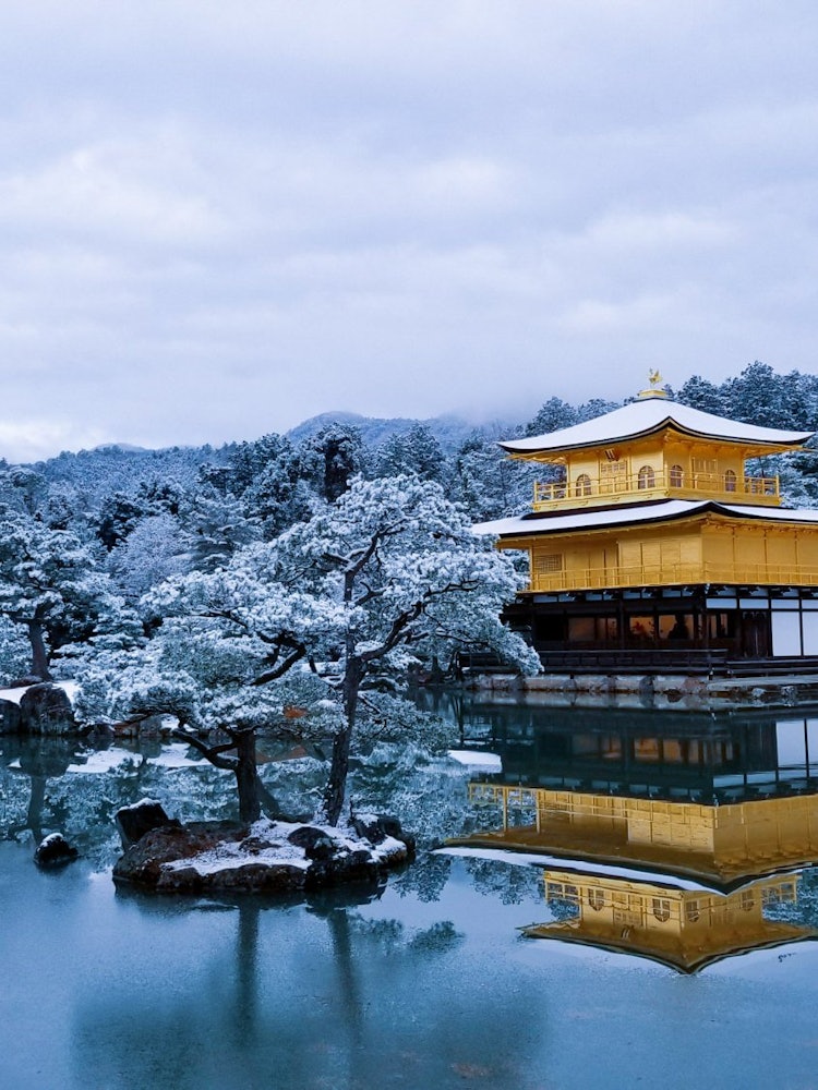 [相片1]京都金閣寺京都每年下幾次雪，所以白雪皚皚的金閣寺很少見。