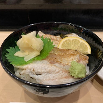 [画像1]先日新潟県へ仕事に訪れ、仕事の合間にちょっとした観光と地の美味しい魚をいただいてきました。初の新潟だったので全てが新鮮で興奮しっぱなしの2日間でした。[1枚目] 新潟市内にある「鮨・割烹 丸伊」ののど