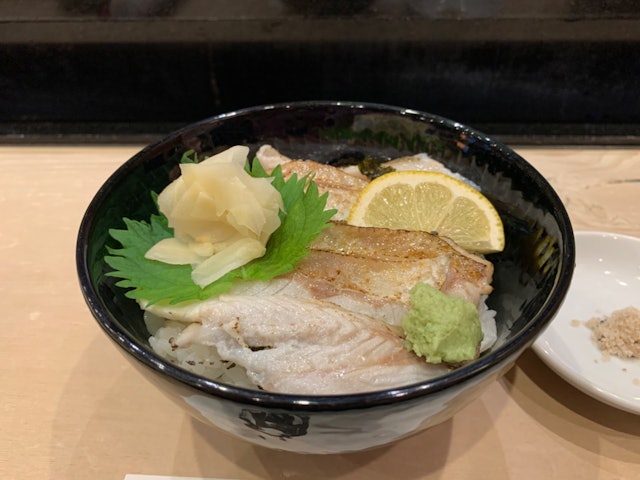 [Image1]先日新潟県へ仕事に訪れ、仕事の合間にちょっとした観光と地の美味しい魚をいただいてきました。初の新潟だったので全てが新鮮で興奮しっぱなしの2日間でした。[1枚目] 新潟市内にある「鮨・割烹 丸伊」ののど