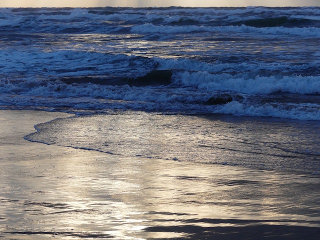 [画像1]「千里浜なぎさドライブウェイ」春になると厳冬期と違って通行できる日が増えてくる。 渚に車を停め、波の満ち引きを見つめているだけで心がやわらぐ。