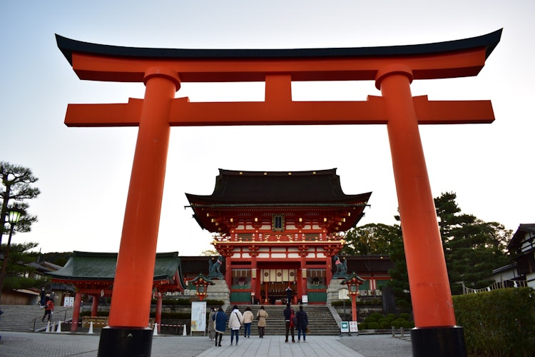 [相片1]伏见稻荷大社是日本最热门的旅游目的地之一。它看起来非常漂亮，真正代表了日本的文化方面。总是很拥挤，我建议你一大早去参观。这是日本真正的瑰宝。