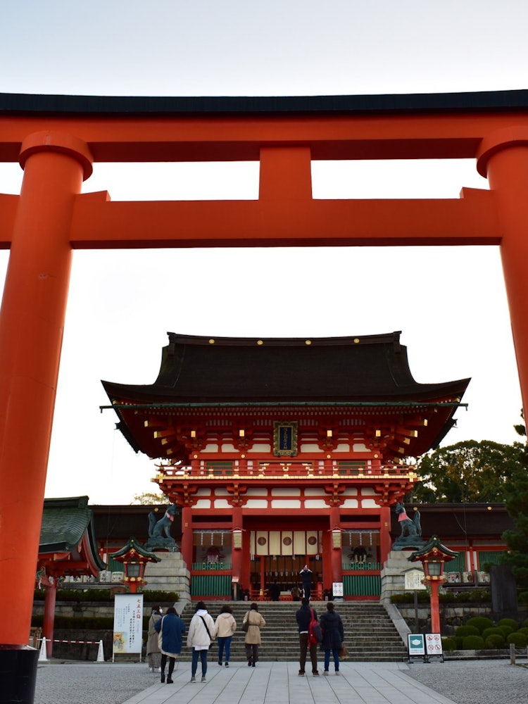 [画像1]伏見稲荷大社は、日本で最も観光地の多い場所の1つです。とても美しく、日本の文化を象徴しています。いつもとても混んでいるので、早朝に訪れることをお勧めします。これぞ日本の逸品です。