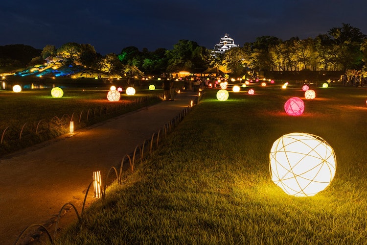 [相片1]冈山后乐园，冈山市日本三大名园之一。 每年8月1日至31日，举办夏夜点灯活动“梦幻花园”。晚上凉爽一点的时候，在灯火通明的日本花园中漫步也很好。
