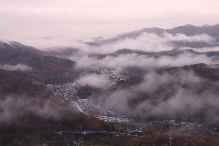 [画像1]雲海の歌志内市街地秋ごろには降雨の翌日、晴れる予報だと雲海確率が高いそうです。