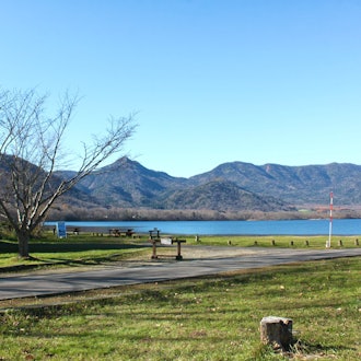 [画像2]みなさんこんにちは、摩周湖観光協会です。ひがし北海道の真ん中に位置する弟子屈町では、紅葉シーズンも終わり、冬の始まりを思わせる、冷たい空気が感じられる様になりました。今回は冬直前の和琴半島をお届けしま