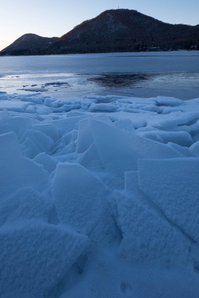 [画像1]群馬県前橋市赤城山大沼湖畔打ち寄せ氷が重なり独特な冬の風景を作り出しました。