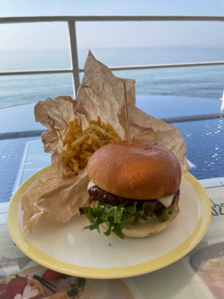 [画像1]淡路島淡路市の西海岸にある淡路島ハンバーガーのお店 ミエレでの暖かい日のハンバーガーと穏やかな春と海です。