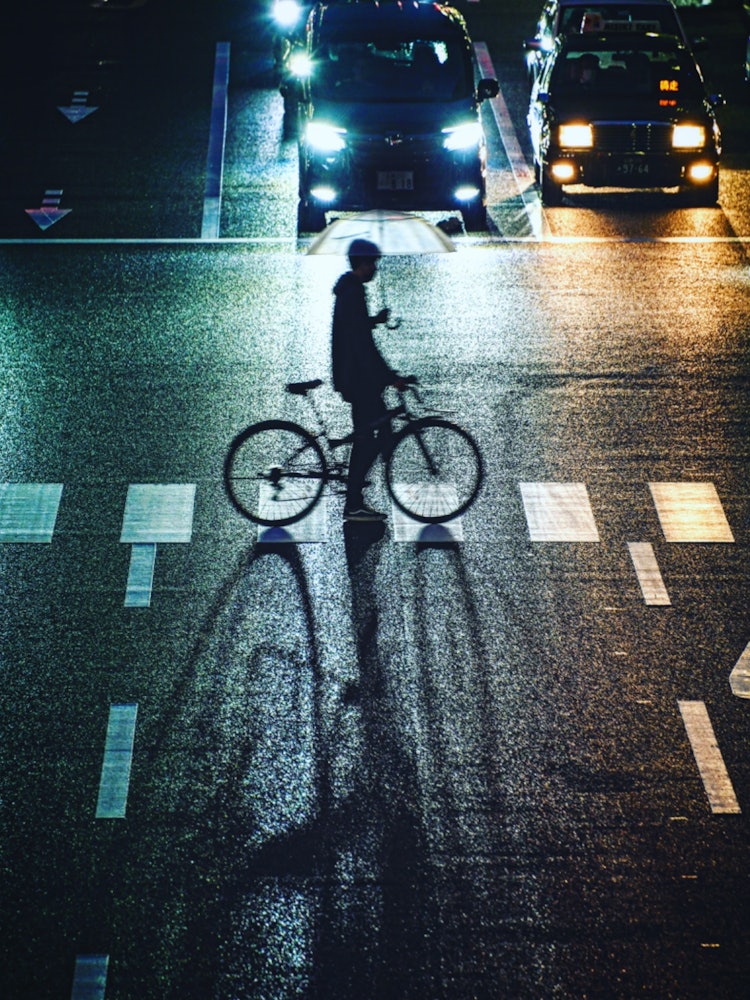 [Image1]Hiroshima City　One shot 📸 with street snaps on a rainy dayThe stretching shadow of the bicycle was a