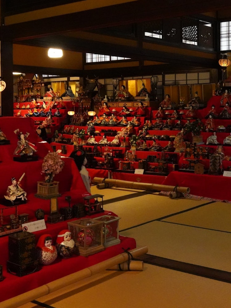 [相片1]這是山口縣萩市的「雛祭」活動。久保田之家建於江戶時代後期，展出了大約 400 個娃娃，包括 Gotenbina 和 Yuso Kubina。這是一個壯觀而夢幻的空間，萩城郭下的老小雞似乎隨時都在播放一