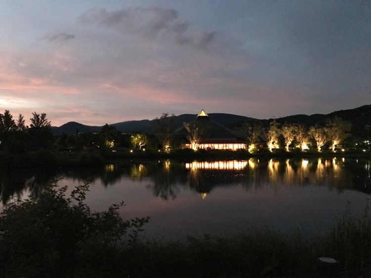 [相片1]長野縣輕井澤大賀大廳。我大約每兩年去一次音樂會。大廳不是那麼大，音響設備很好。 最重要的是，湖周圍的風景很棒。音樂會開始一點一點地舉行，所以我想我會看看時程表。