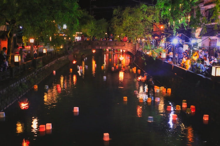[이미지1]효고현 Kinosaki Onsen의 등불 축제이곳의 불꽃놀이는 여름에 매일 솟아납니다.