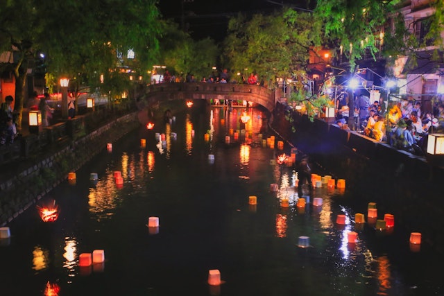 [画像1]兵庫県城崎温泉にある灯篭祭りここは夏になると毎日花火もあがります。