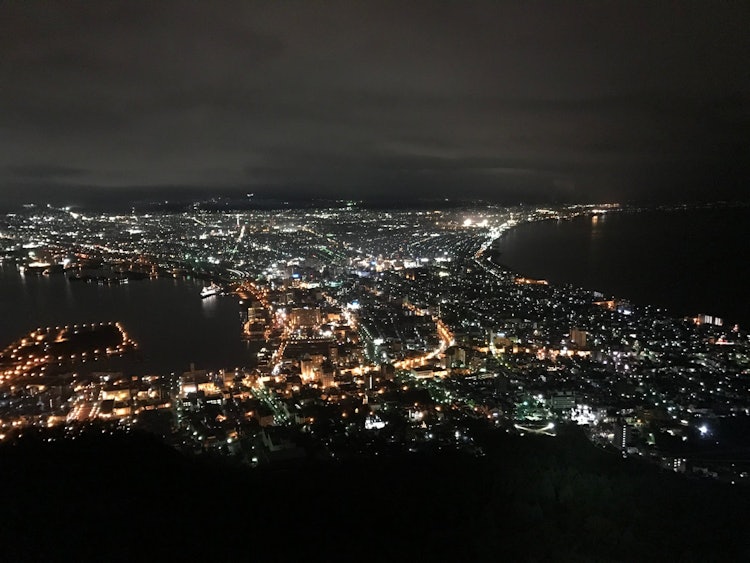[画像1]函館山頂展望台。「百万ドルの夜景」の呼び名の通りの美しい景色だった。