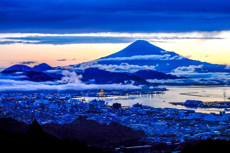 [相片1]雨后日本早晨在青富士