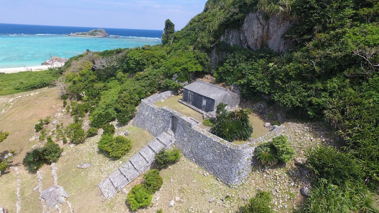 [이미지1]류큐 왕국 2대 쇼 가문 '쇼엔 왕' '이제나 섬'의 발상지슈리(Shuri)의 교쿠리쿠(Gyokuriku) 옆에는 왕족✨의 무덤인 이제나(Izena)의 타마 궁전(Tama Pala