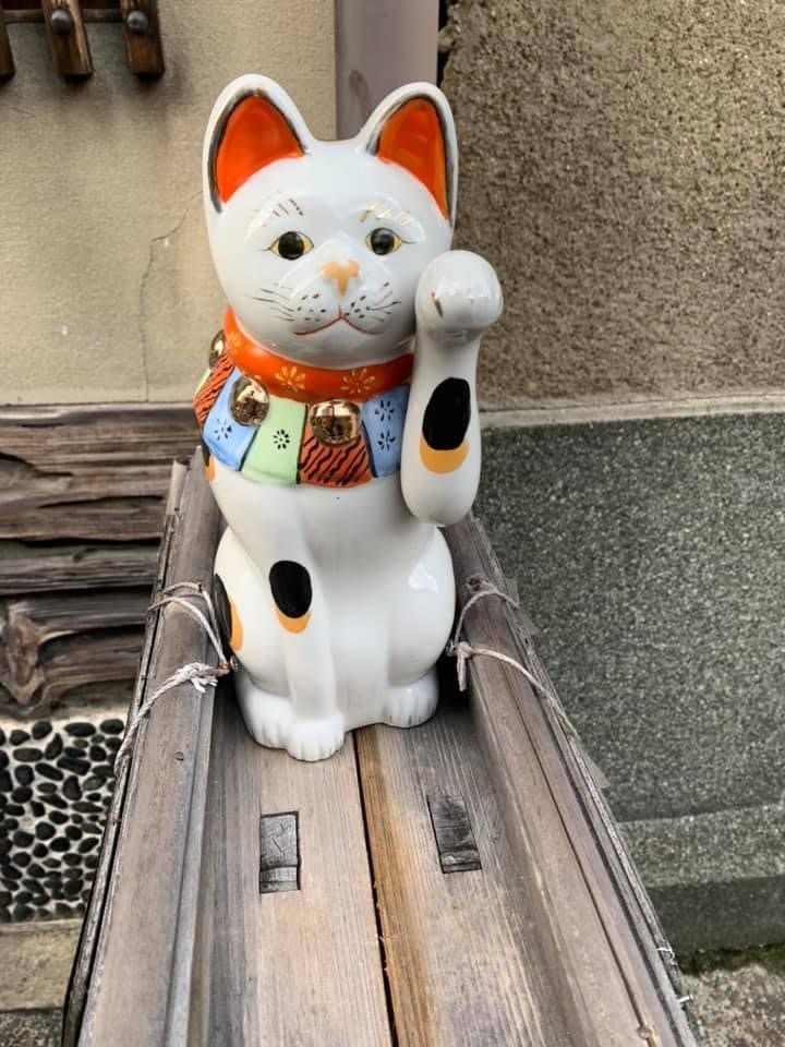 [画像1]京都えびす神社で招き猫のお出迎え