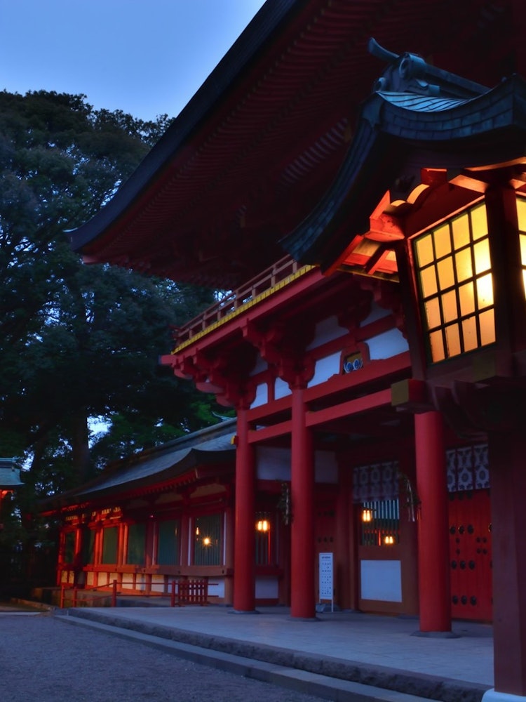 [相片1]Hikawa神社是埼玉縣的武藏一宮神社。Hikawa神社的紅色建築在黃昏時分顯得格外醒目。據說它有2400多年的歷史，是日本最古老的神社之一，是大宮作為大宮住宅的地名的起源。 作為武藏一宮，它聚集了整