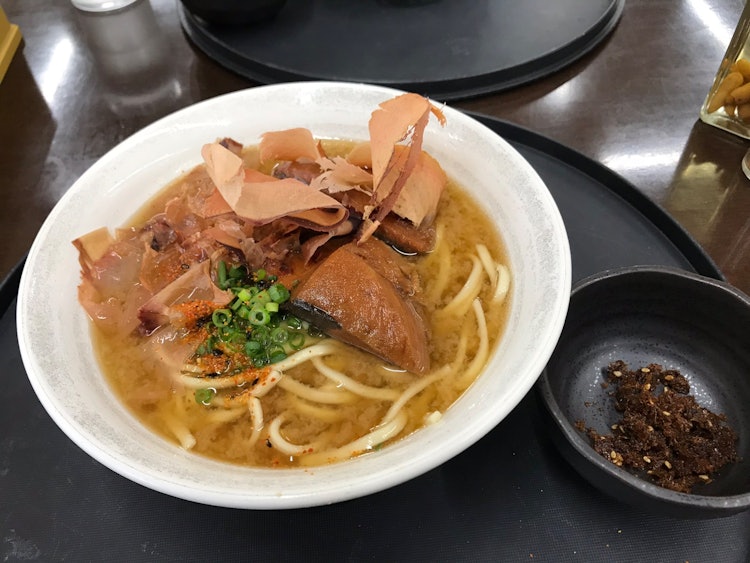 [相片1]我在宫古的伊良部岛吃了宫古鲣鱼荞麦面。 我喜欢Uchinanchu的冲绳荞麦面，但我不擅长三块肉和酱，所以这个荞麦面是一个♡快乐的组合。我喜欢淡淡的汤，但我很惊讶它有点味噌味。