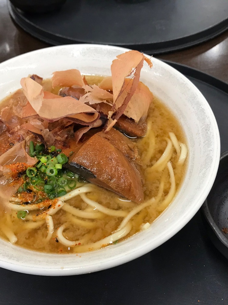 [相片1]我在宮古的伊良部島吃了宮古鰹魚蕎麥面。 我喜歡Uchinanchu的沖繩蕎麥麵，但我不擅長三塊肉和醬，所以這個蕎麥麵是一個♡快樂的組合。我喜歡淡淡的湯，但我很驚訝它有點味噌味。