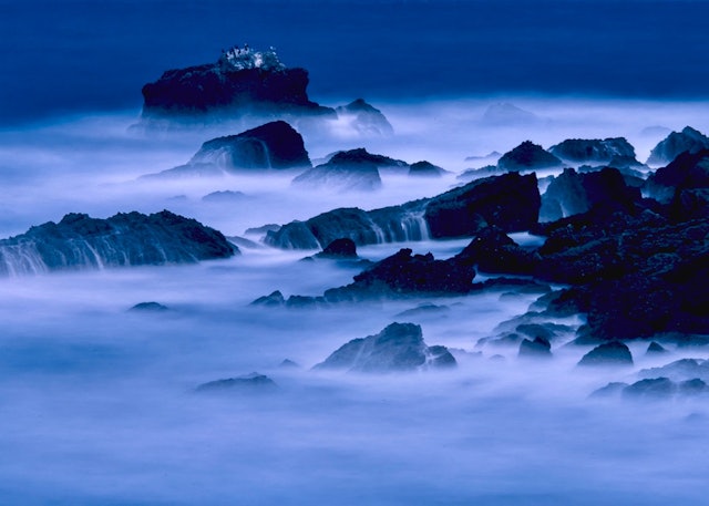 [画像1]能登半島の北端にある鴨が浦の岩礁地帯です。 冬は海が荒れると別世界のようになります。