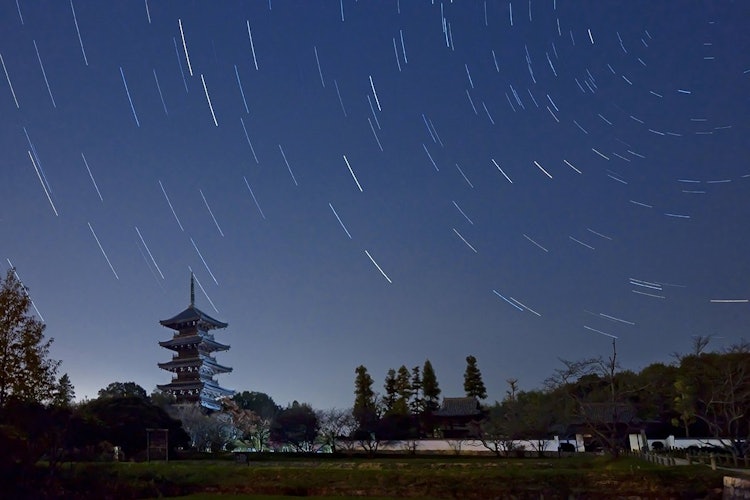 [이미지1]오카야마 현 소자시에 있는 빈추쿠 분지 사원. 키비지의 밤에는 별이 빛나는 하늘이 아름답고 오층탑과 잘 어울립니다.
