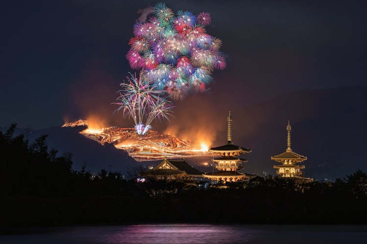 [画像1]奈良県の若草山の山焼きと薬師寺です。花火の後に山焼きが始まりますので、写真は比較明合成です。