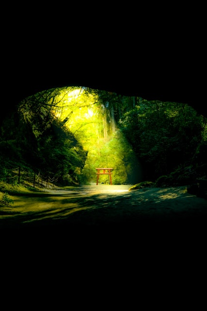 [画像1]鹿児島にある溝ノ口洞穴と言う所です！ 差し込む光がとても綺麗でした！