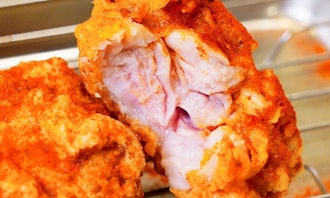 [相片2]北海道美食~~~ 🤤「北海道炸鸡」（ザンギ）是最具象征性的北海道灵魂美食。 它和一般炸鸡（唐扬）有何不同呢？ 那就是将鸡肉腌渍入味后才下锅油炸，所以本身就很有味道了。晚上欢迎来札幌金汤亭住宿喔！ 希望