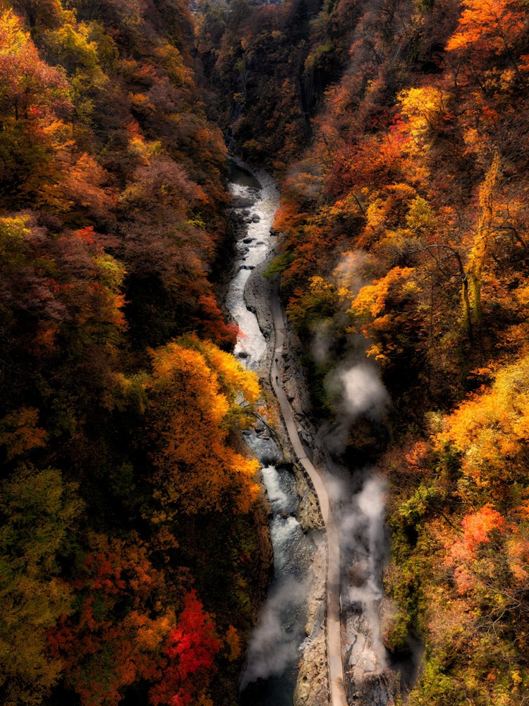 [画像1]河原湯橋から眺める｢小安峡｣の色彩は一見の価値があります。