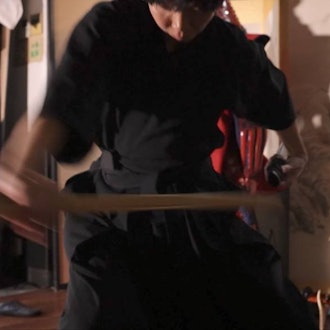 [이미지1]전국 시대에 시작된 고대 검술 스타일인 히텐 고켄류는 일대일 전투에 특화되어 있습니다. 스타일의 66대 후계자인 세이쥬로 히코의 감수하에 검의 속도, 몸의 속도, 상대의 움직임을 