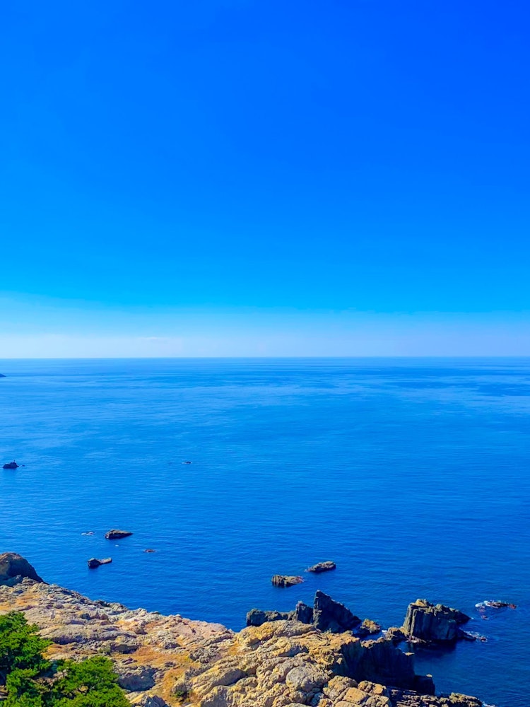 [画像1]【水平線】島根県出雲市の出雲日御碕燈台から見る、海の景色です！澄み切った青に、綺麗な水平線。本当に素敵な景色でした♪