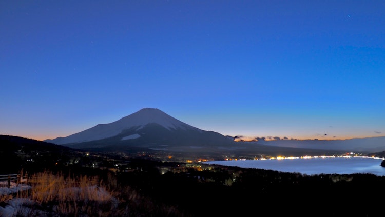 [相片1]03 3月 24这是我本季第二次去富士山摄影时拍摄的照片。我在 19 点左右从全景平台拍摄了山中湖的夜景。还有很多问题需要解决，但此时要注意富士山能够集中注意力是一段美好的回忆。