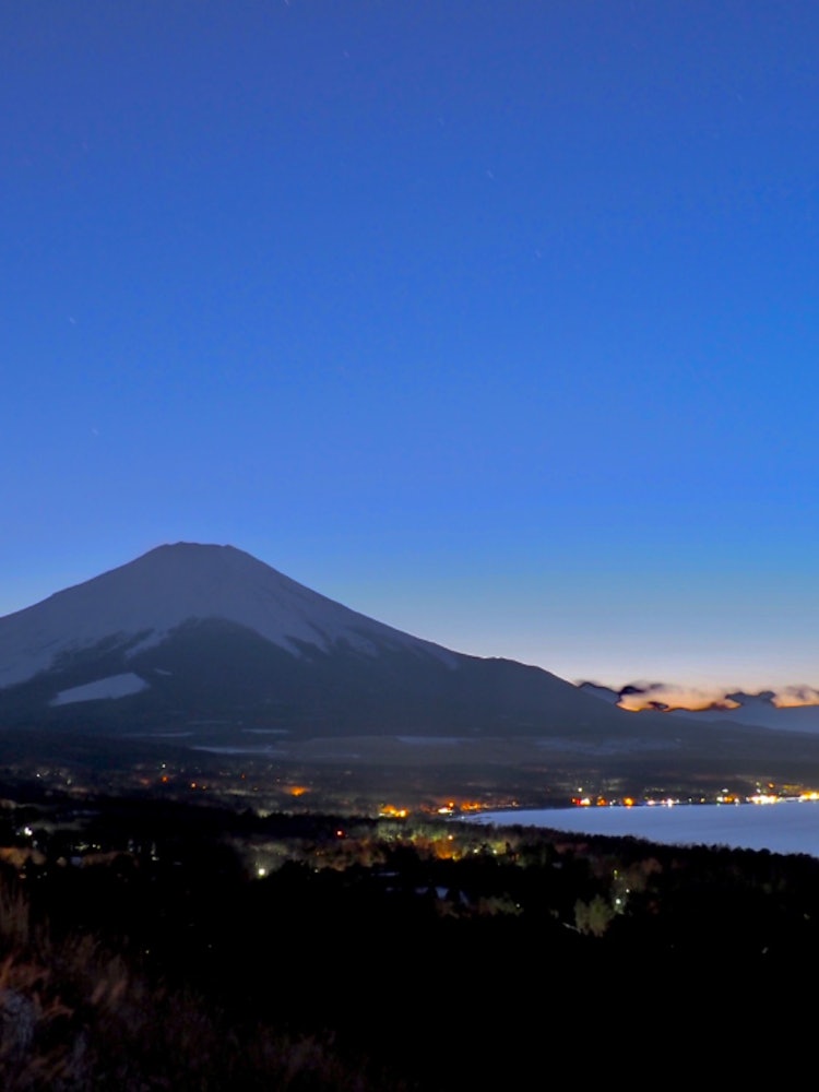 [画像1]24年3月3日今シーズン二度目の富士山撮影旅で撮れた一枚です。山中湖、パノラマ台から19時頃の夜景を撮りました。まだまだ課題の有る作品ですがこの時間に富士山に意識を集中できた事が良い思い出となりました